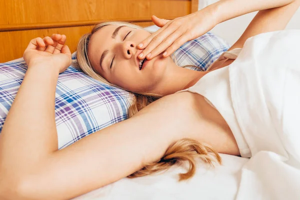 Ochtend Een Mooi Meisje Slaapkamer Die Wakker Gegaap Een Goede — Stockfoto