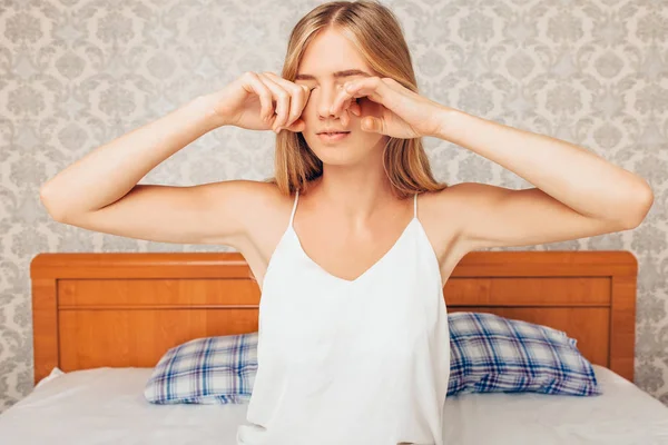 Ochtend Een Mooie Meisje Slaapkamer Die Wakker Bereikt Een Goede — Stockfoto