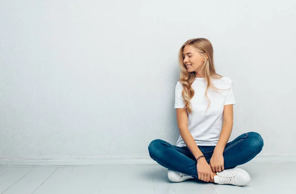 Joven Chica Hermosa Camiseta Blanca Con Expresión Reflexiva Soñadora Cara — Foto de Stock