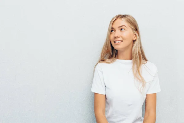 Jeune Belle Fille Shirt Blanc Avec Une Expression Réfléchie Rêveuse — Photo