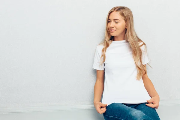 Beyaz Shirt Gri Duvar Zemin Katta Oturan Genç Güzel Kız — Stok fotoğraf