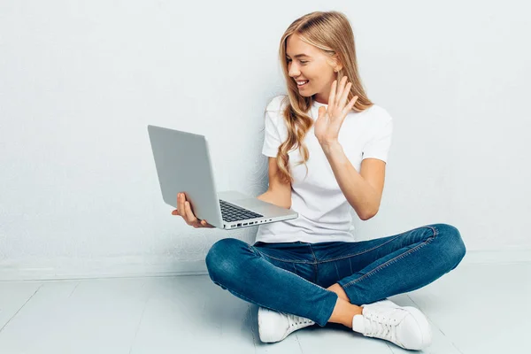 Joven Chica Hermosa Con Una Camiseta Blanca Sentado Suelo Sobre —  Fotos de Stock