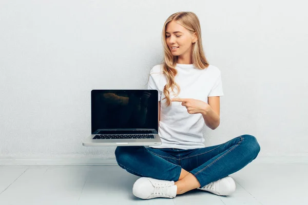 Portret Piękna Dziewczyna Ubrana Biały Shirt Pokazując Ekran Laptopa Puste — Zdjęcie stockowe