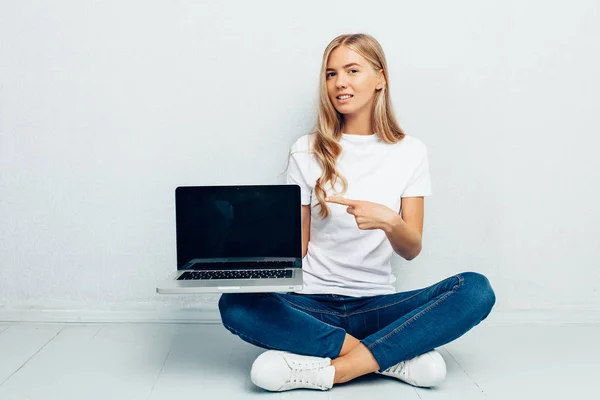 Portret Piękna Dziewczyna Ubrana Biały Shirt Pokazując Ekran Laptopa Puste — Zdjęcie stockowe