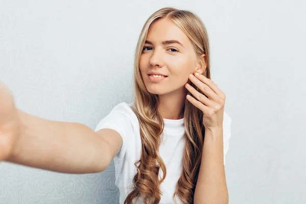 Mladá Krásná Dívka Která Nosí Bílé Tričko Usmívá Upřímně Bere — Stock fotografie