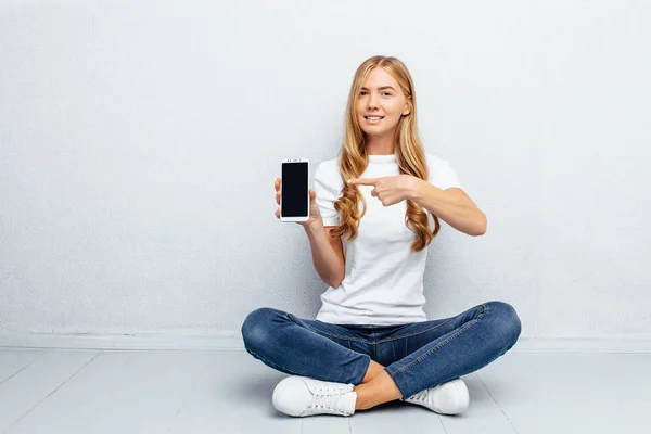 Una Hermosa Joven Con Una Camiseta Blanca Está Sentada Suelo — Foto de Stock