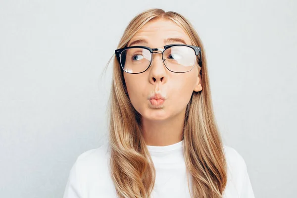 Emotionale Schöne Mädchen Mit Brille Einem Weißen Shirt Stellt Das — Stockfoto