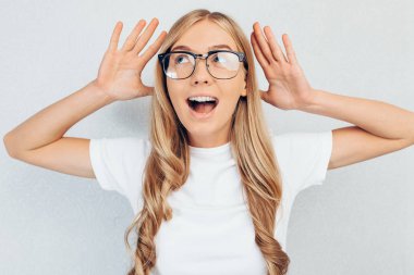 Gözlük, gizli dinleme, güzel bir kız ile konsantre merak öğrenci ellerini kulakları yakınındaki tutar ve dikkatle, yeni bilgi öğrenme dinler.