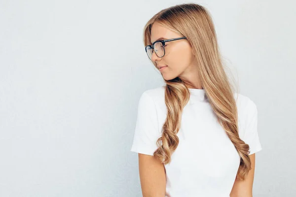 Retrato Uma Linda Menina Óculos Uma Camiseta Branca Com Uma — Fotografia de Stock