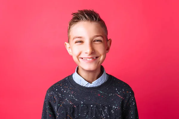 긍정적인 청소년 배경에 스웨터를 — 스톡 사진