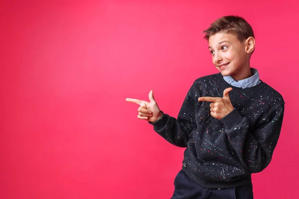 Adolescente Alegre Aponta Dedos Indicadores Para Lado Mostra Espaço Vazio — Fotografia de Stock