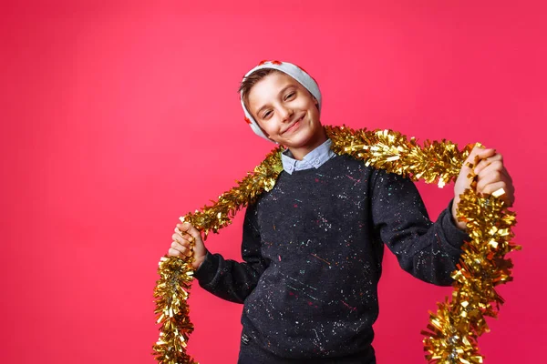 Pozitivní Dospívající Chlap Klobouku Santa Claus Šťastný Nový Rok Pozlátko — Stock fotografie