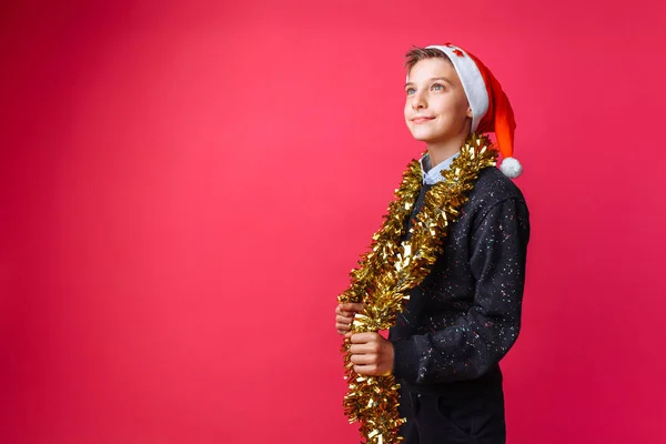 Hermoso Adolescente Con Sombrero Santa Claus Oropel Cuello Hace Planes — Foto de Stock