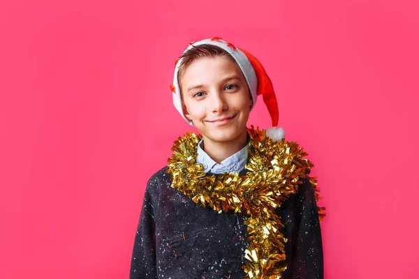 Adolescente Linda Sombrero Santa Claus Con Oropel Cuello Sonriendo Sobre — Foto de Stock