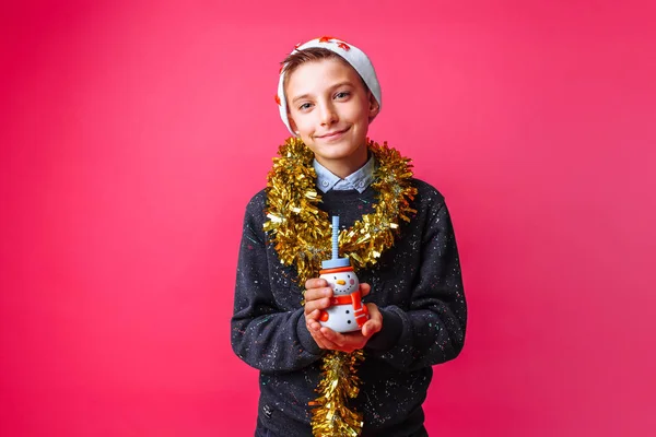 Підліток Капелюх Санта Клаус Мішура Шиї Тримає Пляшку Соку Фігуру — стокове фото