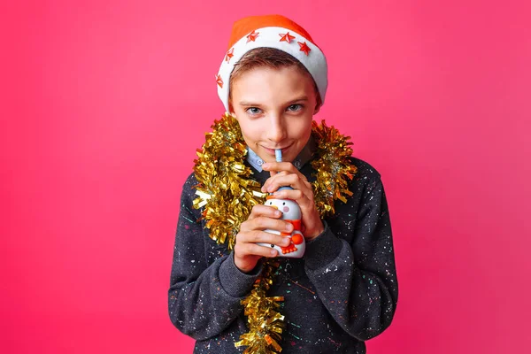 Dospívající Santa Čepice Pozlátko Krku Pití Šťávy Láhve Tvaru Sněhuláka — Stock fotografie