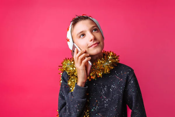 Feliz Chico Adolescente Capucha Roja Como Santa Claus Con Oropel — Foto de Stock