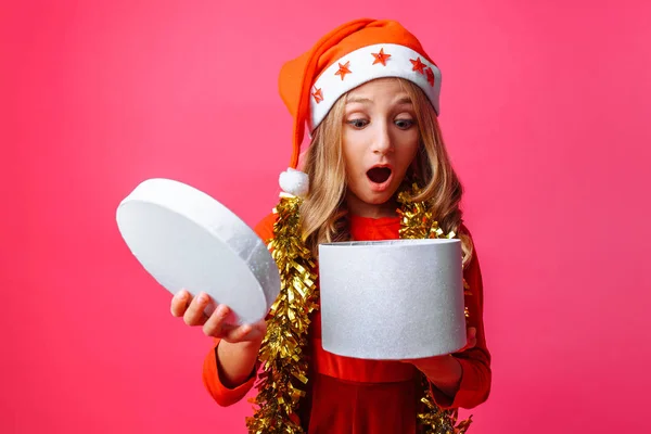 Surprised Girl Santa Hat Tinsel Her Neck Peeks Gift Box — Stock Photo, Image