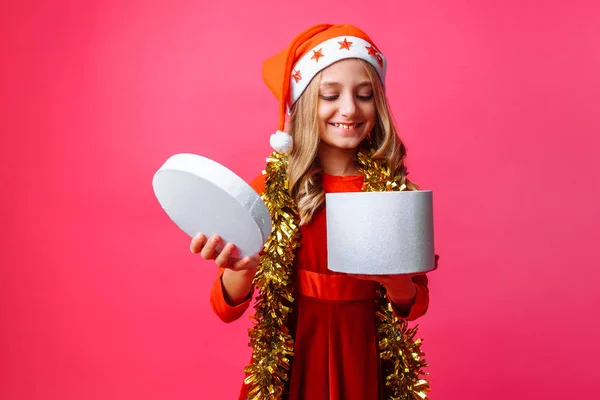 Gelukkig Meisje Kerstmuts Met Bladgoud Haar Nek Gluurt Doos Van — Stockfoto