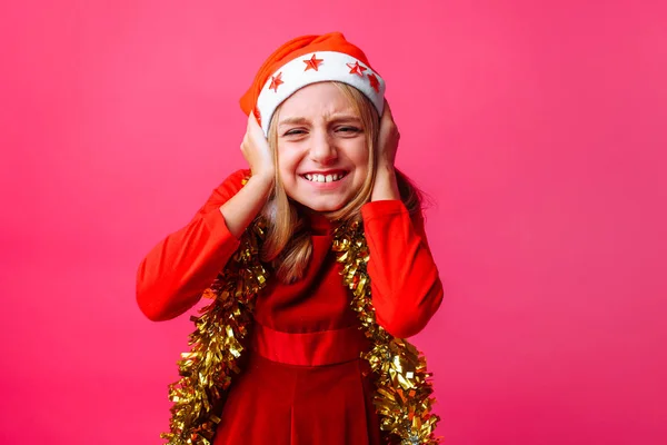 Retrato Adolescente Sombrero Santa Claus Oropel Cuello Gritando Cubriendo Las — Foto de Stock