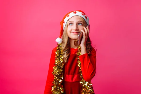 Щаслива Дівчина Червоному Капелюсі Санти Мішурою Шиї Підліток Розмовляє Телефону — стокове фото