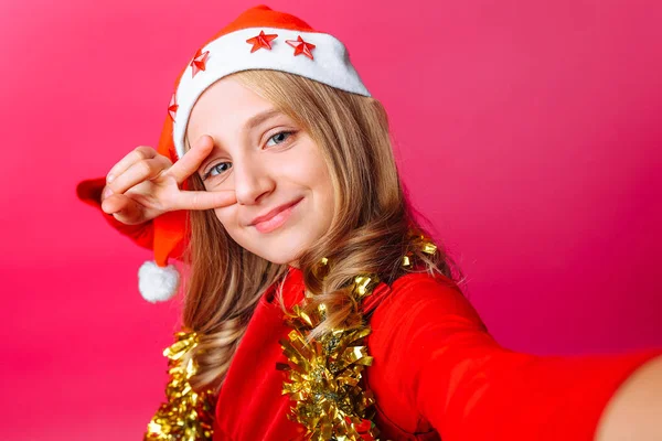 Dospívající Dívka Ukazuje Pozdrav Gesto Bere Selfie Santa Klobouk Pozlátko — Stock fotografie