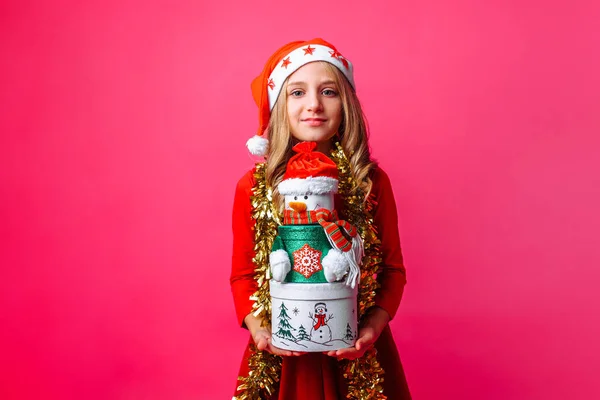 Dospívající Dívka Která Nosí Santa Čepice Pozlátko Krku Drží Vánoční — Stock fotografie