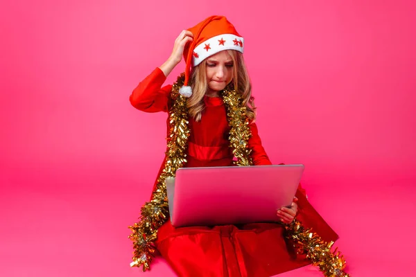 Tiener Meisje Kerstmuts Bladgoud Nek Kijken Laptop Met Peinzende Blik — Stockfoto