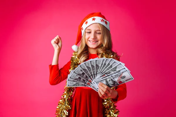 Succesvolle Tienermeisje Kerstmuts Klatergoud Rond Haar Nek Dollar Bedrijf Haar — Stockfoto