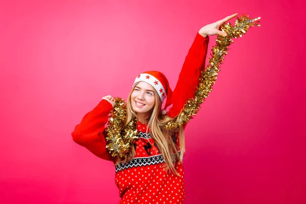Wesoła Dziewczyna Czerwonym Swetrze Santa Hat Miłej Zabawy Świecidełek Szyi — Zdjęcie stockowe