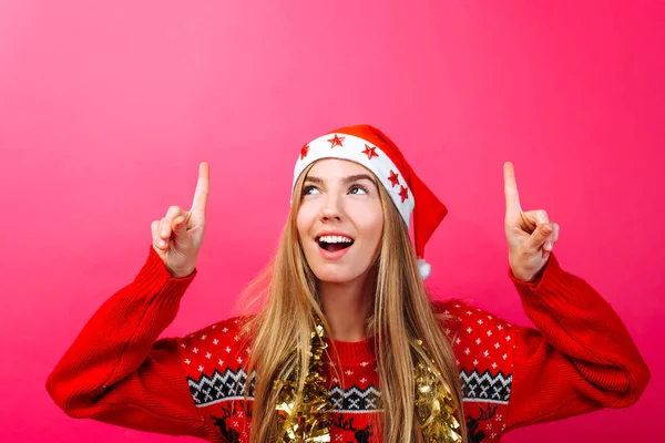 Beautiful Surprised Girl Santa Hat Tinsel Her Neck Pointing Fingers — Stock Photo, Image