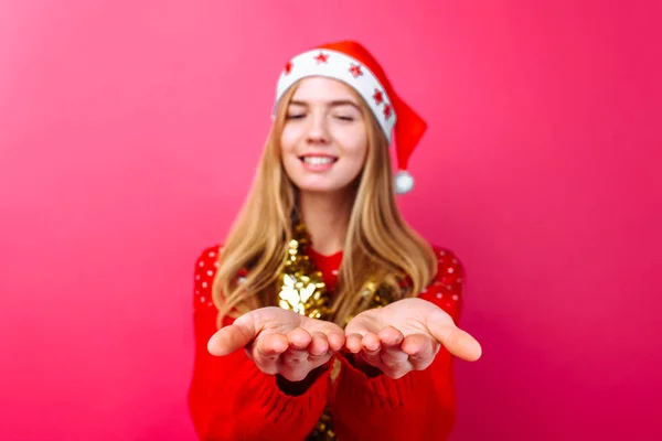 Meisje Rode Trui Kerstmuts Bladgoud Nek Iets Onzichtbaar Houden Geïsoleerd — Stockfoto