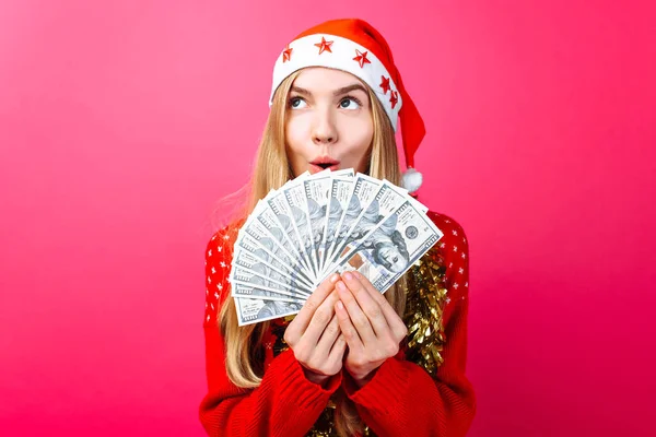 Эмоциональная Девушка Красном Свитере Шляпе Санта Клауса Восхищении Держа Деньги — стоковое фото