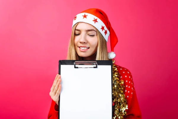 Zamyšlená Dívka Červený Svetr Čepice Santa Drží Tablet Čistým Štítem — Stock fotografie