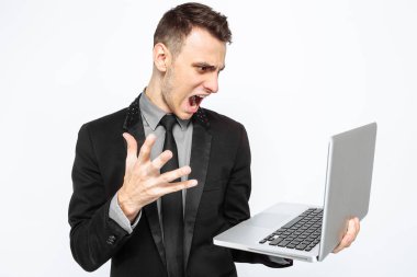 Bağırarak laptop, Banka çalışanlarının, beyaz arka plan, siyah Cuma, indirimler, öfke ile siyah elbiseli alışveriş başarılı adam