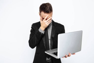 Ne yazık ki laptop, banka memuru, beyaz arka plan, siyah Cuma, indirimler, alışveriş seyir başarılı adam, siyah takım elbiseli,