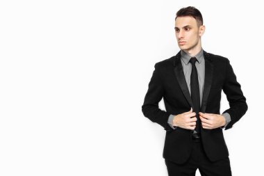 Siyah bir takım elbise, beyaz bir arka plan üzerinde poz bir işadamı başarılı bir adam portresi