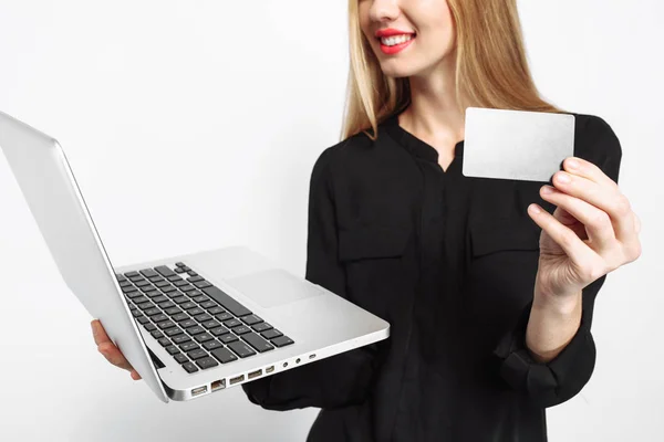 一个穿着黑色连衣裙的漂亮女孩 用笔记本电脑 手里拿着一张信用卡 准备黑星期五 黑色星期五 — 图库照片
