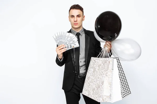Elegancki Mężczyzna Czarnym Garniturze Trzymający Torby Zakupy Gotówka Pieniądze Czekając — Zdjęcie stockowe