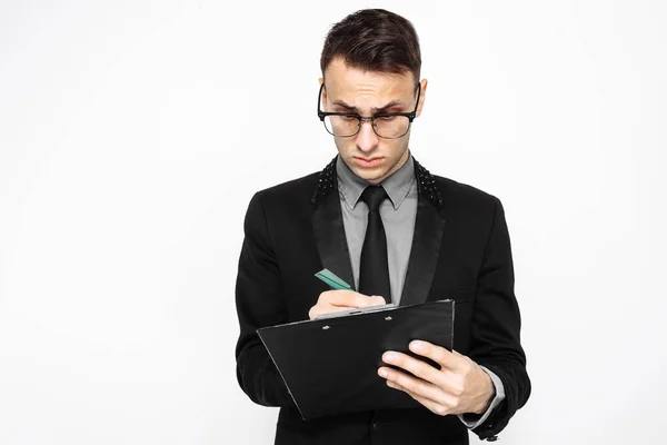 Hombre Negocios Traje Sosteniendo Una Hoja Papel Blanco Escribiendo Plan — Foto de Stock