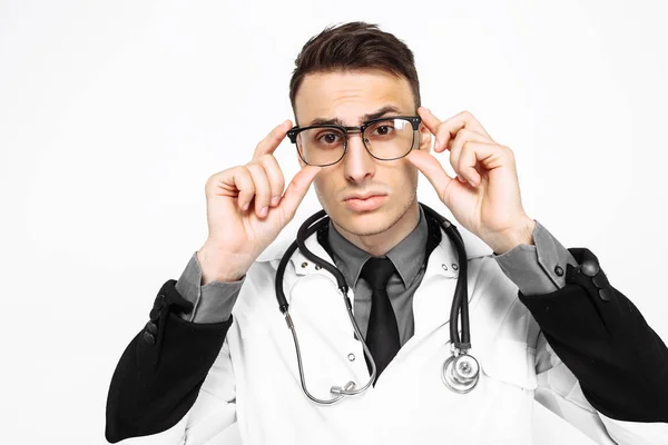 Een Gerichte Dokter Oculist Een Wit Gewaad Een Stethoscoop Zijn — Stockfoto