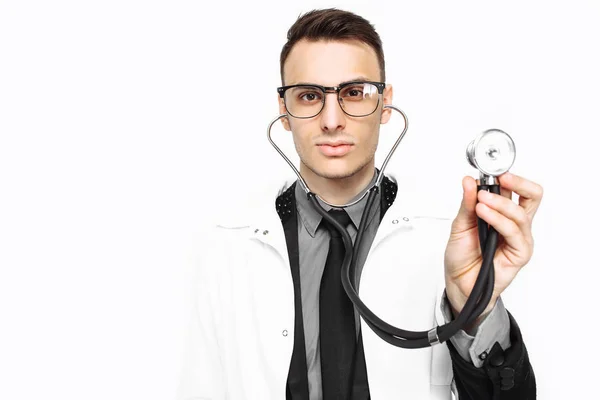 Ein Junger Arzt Zeigt Ein Stethoskop Zur Untersuchung Nahaufnahme Des — Stockfoto