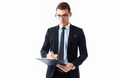 İşle ilgili belgeleri kavramı. boş bir levha tablete yazma ciddi bir yüz ile iş adamı. Bir takım elbise ya da işadamı işadamı bir belge beyaz bir arka plan üzerinde işaretler.