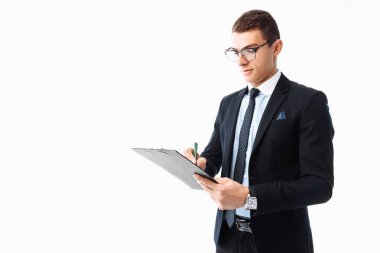 İşle ilgili belgeleri kavramı. boş bir levha tablete yazma ciddi bir yüz ile iş adamı. Bir takım elbise ya da işadamı işadamı bir belge beyaz bir arka plan üzerinde işaretler.