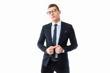 Beyaz arka plan üzerinde poz zarif genç yakışıklı adam, takım elbise ve gözlük,