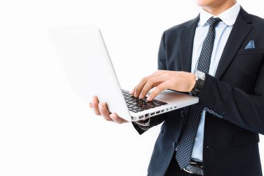 diz üstü beyaz arka plan üzerinde reklam metin iletinizi alan kopyalama üzerinde çalışan iş adamı
