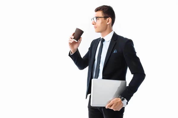 Affärsman Glasögon Och Kostym Innehav Laptop Och Kopp Kaffe Står — Stockfoto