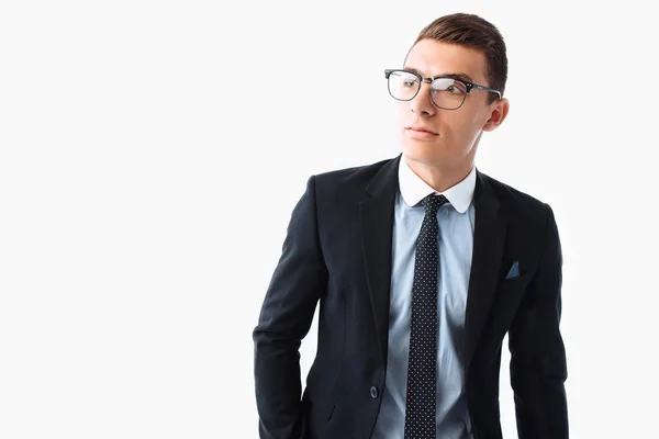 Elegant Ung Stilig Man Kostym Och Glasögon Poserar Vit Bakgrund — Stockfoto