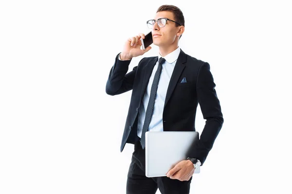 Hombre Negocios Con Traje Gafas Hablando Por Teléfono Sosteniendo Portátil — Foto de Stock