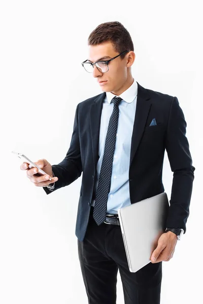 Hombre Negocios Con Traje Gafas Mirando Teléfono Sosteniendo Portátil Sus — Foto de Stock